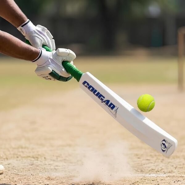 Cougar Titan 100 Plastic Cricket Bat
